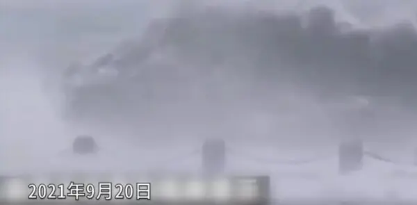 9月20日，辽宁省大连市现狂风暴雨。（视频截图）
