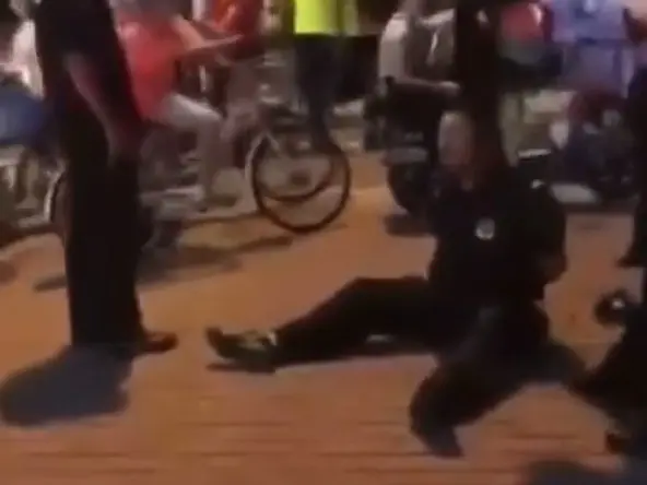 「警察打警察！中國亂了！」 一名警察坐在地上大哭！【阿波羅網報導】