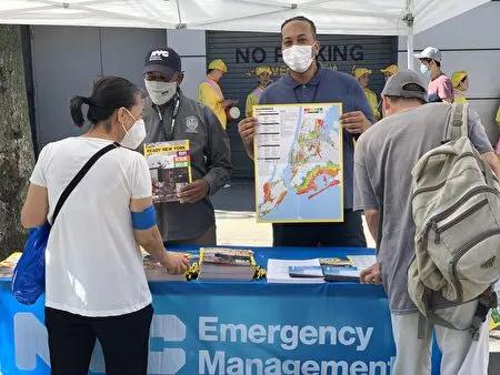 新唐人健康展上，紐約市應急管理局向民眾提供預防災難所需要的各類信息。