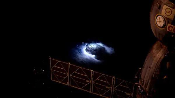 太空人在太空站看到地球神秘籃光