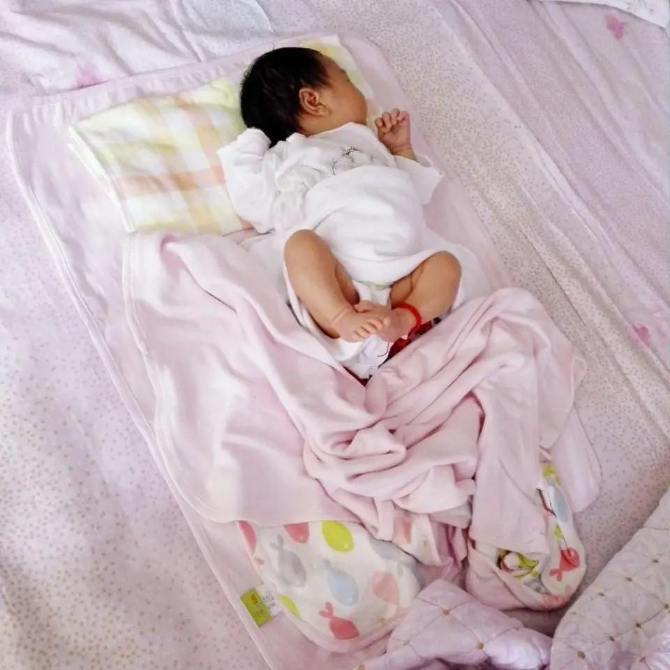 宝宝睡著后总是“满床滚”，离不开四个原因，有些是健康亮的红灯(图集)