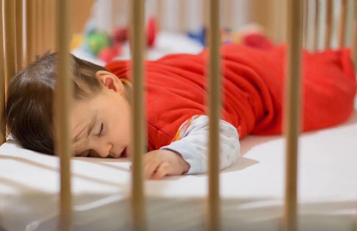 宝宝睡著后总是“满床滚”，离不开四个原因，有些是健康亮的红灯(图集)