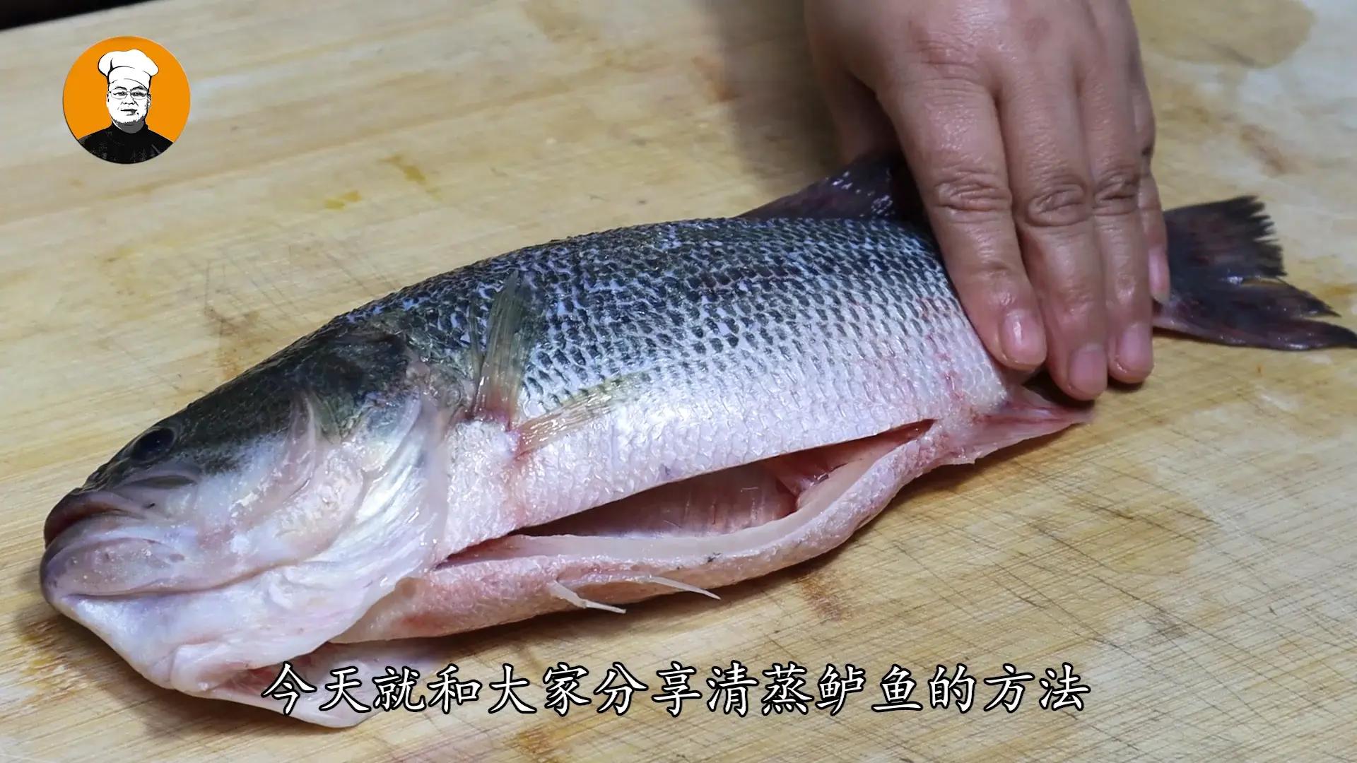 清蒸鲈鱼时，切记不要放盐和料酒，教你正确做法，鱼肉鲜嫩无腥味(图集)