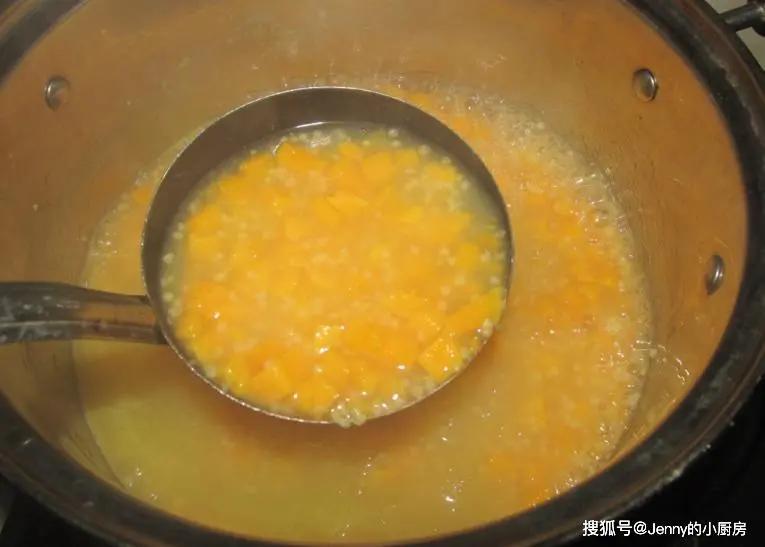 熬小米粥有讲究，直接加水熬不好吃！教你正确做法，香浓米油厚​(图集)