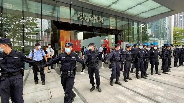 2021年9月13日，數百名投資者到深圳恆大總部外抗議，大樓出動保安人員封鎖入口。(路透社)