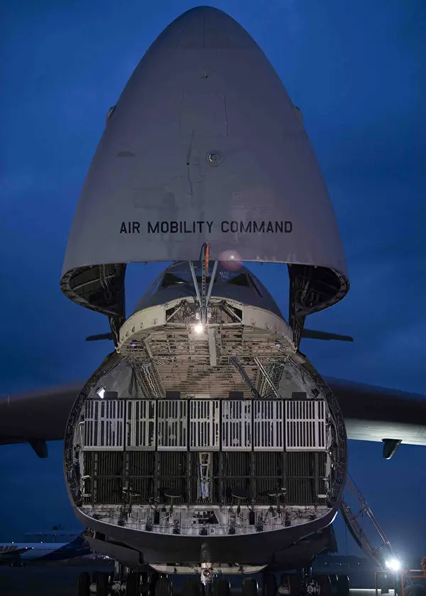 9月14日，美军一架C-5M超级银河战略运输机降落在日本横田空军基地，展示了巨大的后舱。（美国空军）