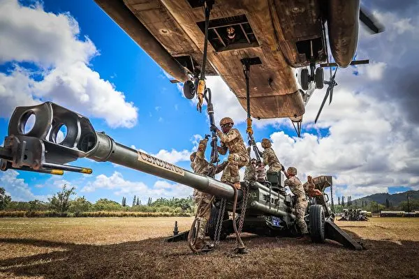 9月14日，在夏威夷斯科菲爾德軍營的鋼鐵坩堝演習中，美國陸軍正在將M777A2榴彈炮掛載到CH-53E直升機上。（美國陸軍）