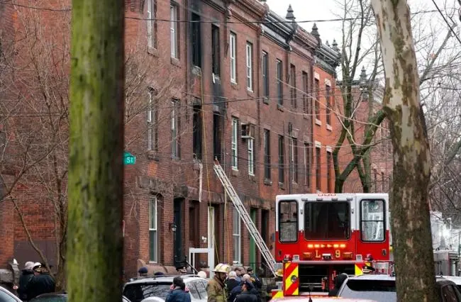 突发：美国费城住宅大火 酿至少13死包括7名孩童
