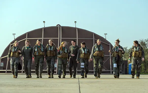 2021年10月25日，在韓國烏山空軍基地，第36和第25戰鬥機中隊的10名女飛行員進行歷史性的飛行前會合。（美國空軍）
