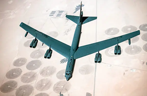 2021年3月7日，一架B-52同溫層堡壘轟炸機在美國中央司令部責任區上空。（美國空軍）
