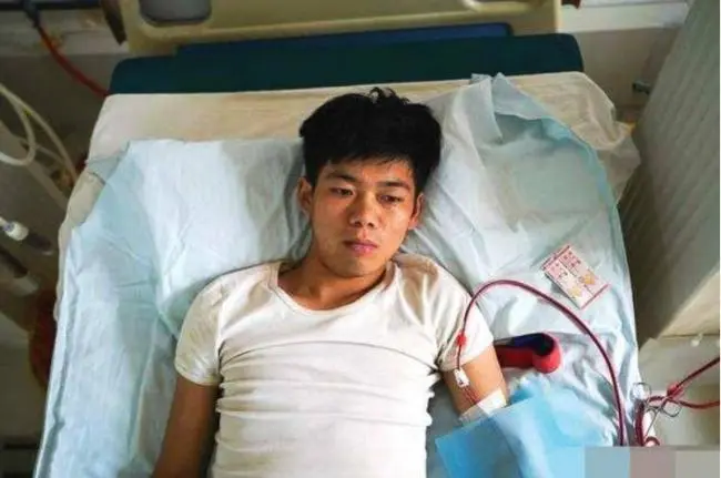 ​17歲男「賣腎買iPhone」10年後慘狀曝光