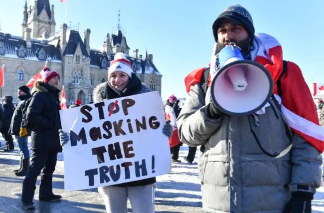 脱下口罩上街头：加拿大抗议新冠禁令遍地开花