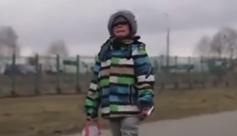 小男孩今年只有四岁，但据最新消息指出，他其实不是一个人逃难，有跟家人一起。目前在波兰也相当平安，还得到波兰当局准备的小礼物。引自网络