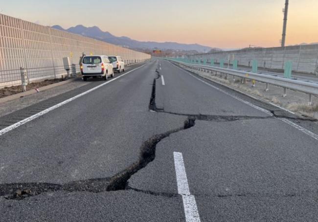 日本强震有多恐怖？高速公路出现数十米裂缝