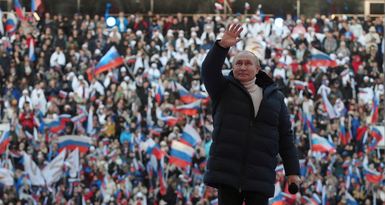 俄罗斯总统普亭18日现身莫斯科首都足球场，为进行中的侵乌战争造势，称这场“特殊军...