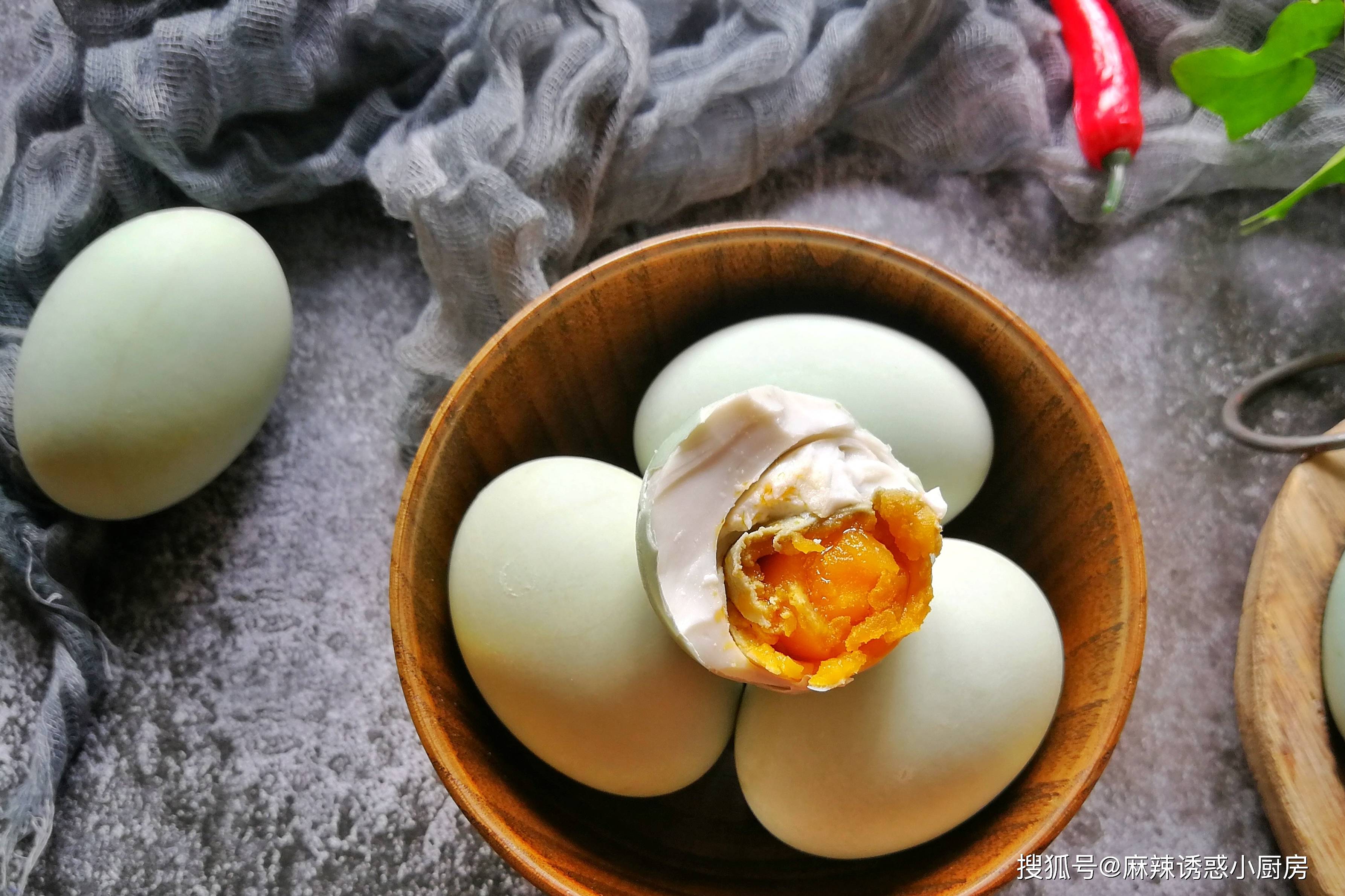 饱和盐水法做出来的咸鸭蛋 100％成功 切开蛋黄个个都冒油 - 禁闻网