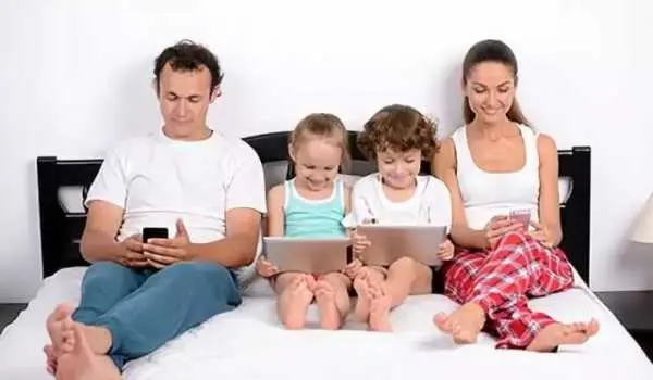 3歲以下幼兒可不可以接觸電子螢幕？父母必須知道這些！