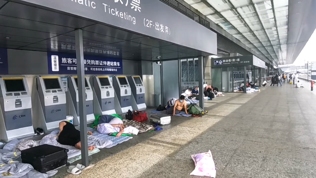 一场漫长的上海逃跑计划，中断在浦东机场