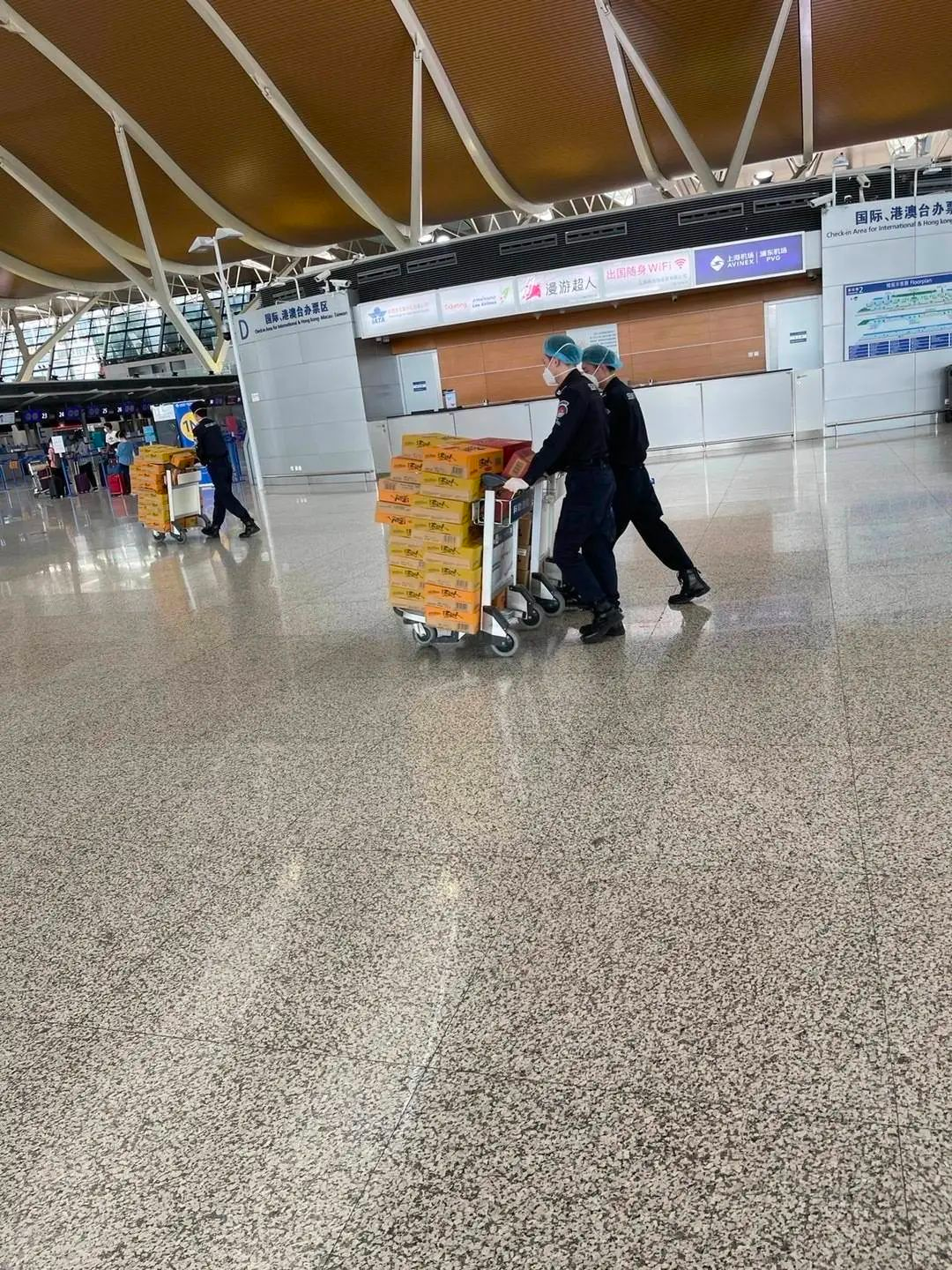 一場漫長的上海逃跑計劃，中斷在浦東機場