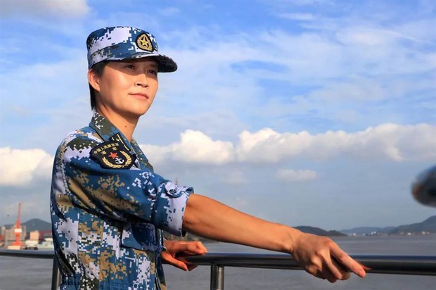 韦慧晓乃华为秘书，曾当选环球小姐，现在任中共女舰长；网友评论：“北洋水师都不敢这样搞”