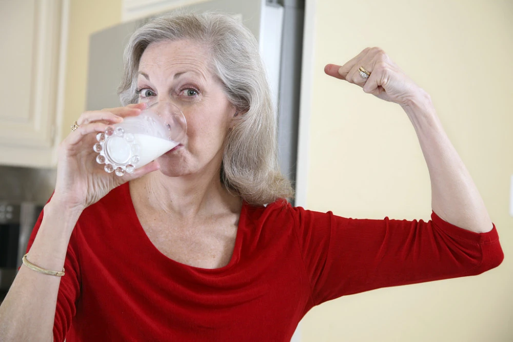 为何天天喝牛奶补钙，还会患上骨质疏松？合理补钙记住3点