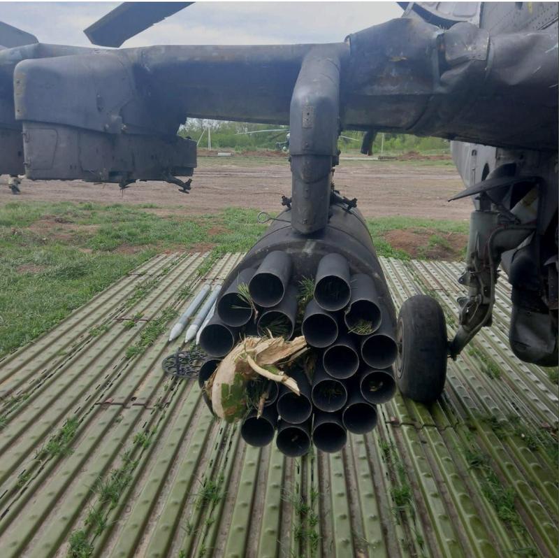 俄軍一架Ka-52攻擊直升機的B-8V20A火箭莢艙塞滿樹枝樹葉。   圖：翻攝推特