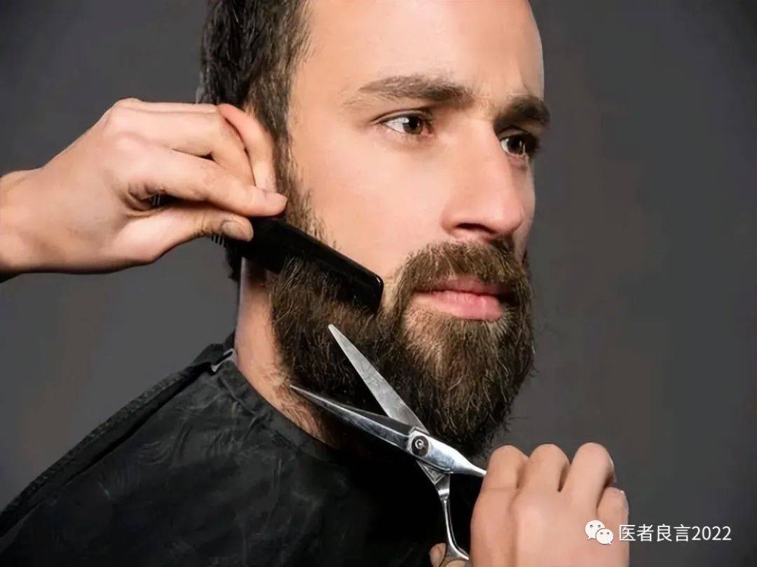一个欧洲外貌的年轻人用电动剃须刀刮胡子。高清摄影大图-千库网