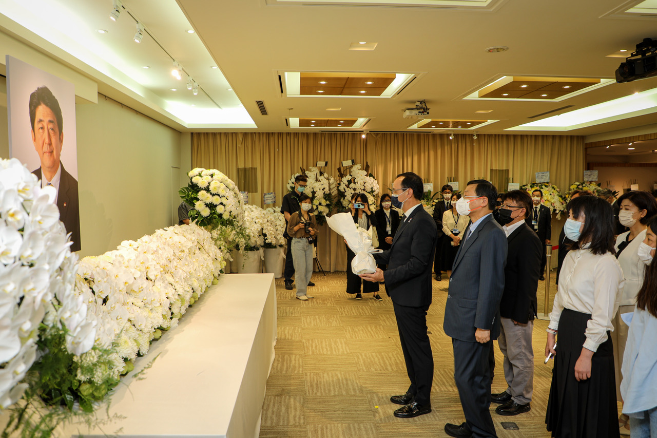 国民党主席朱立伦11日率国民党员赴日台交流协会悼念日本前首相安倍晋三。（台媒供讯）