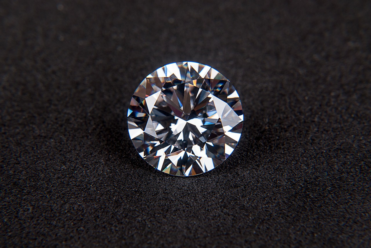 璀璨夺目！这枚戒指镶24679颗钻石创世界纪录