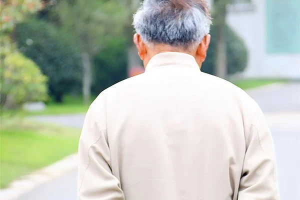 60到64岁之间的老人，更易被癌盯上？3种癌症征兆，退休后要注意
