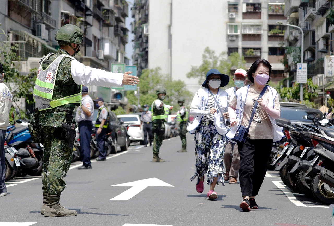25日台灣萬安演習人車疏散。（美聯社）