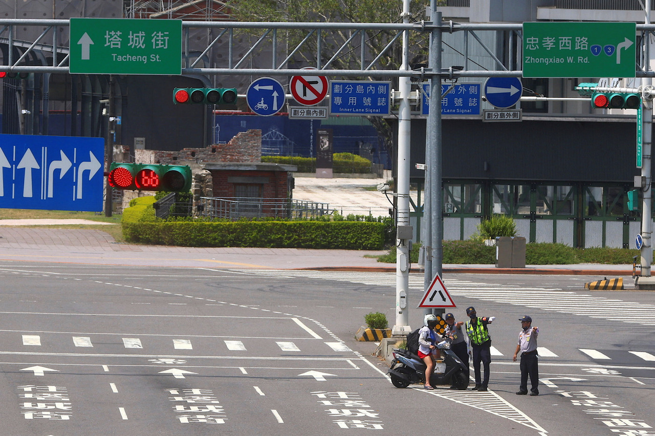 25日台灣萬安演習人車疏散。（路透社）