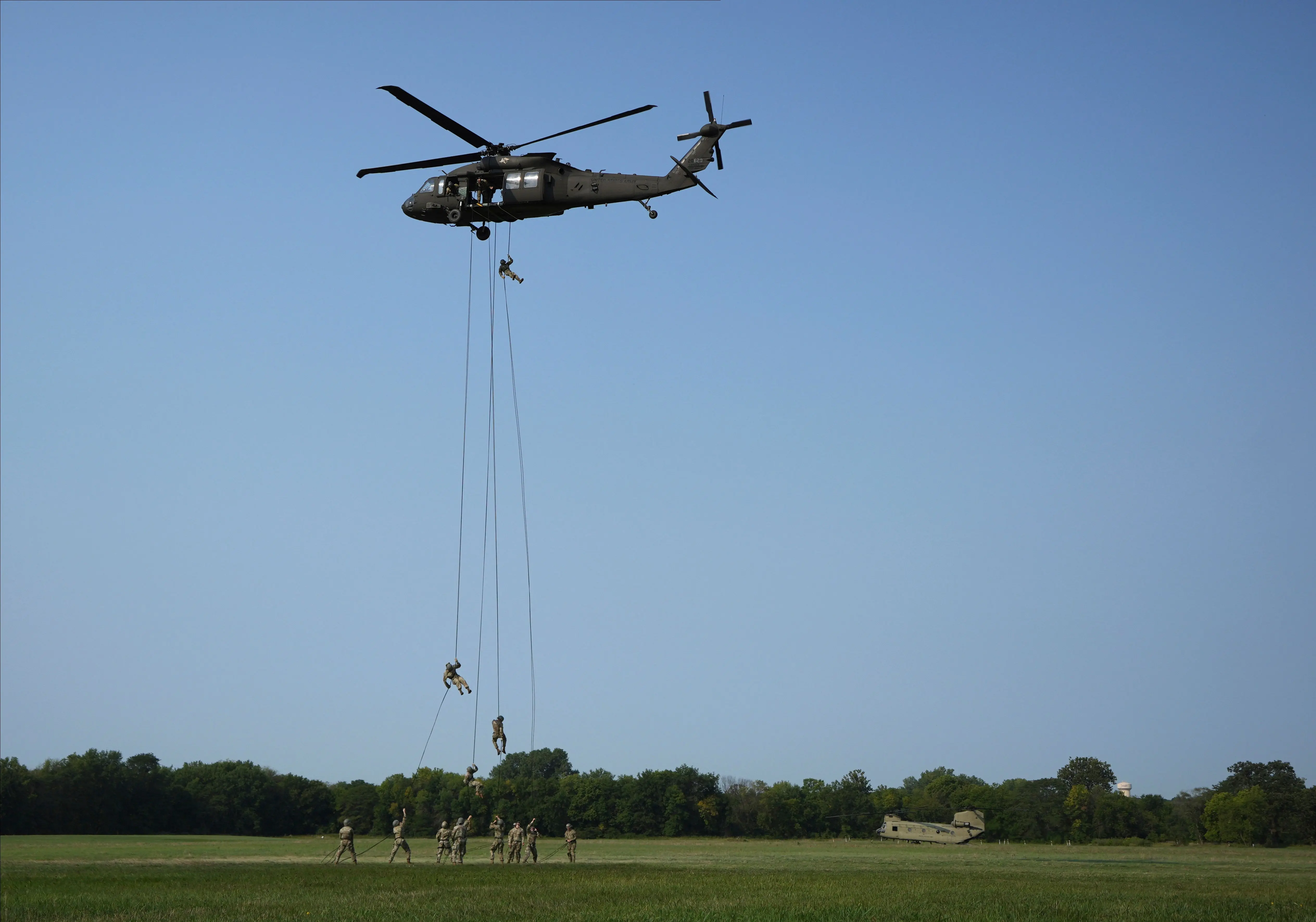 塔利班接收美军黑鹰直升机 训练时坠毁酿3死5伤