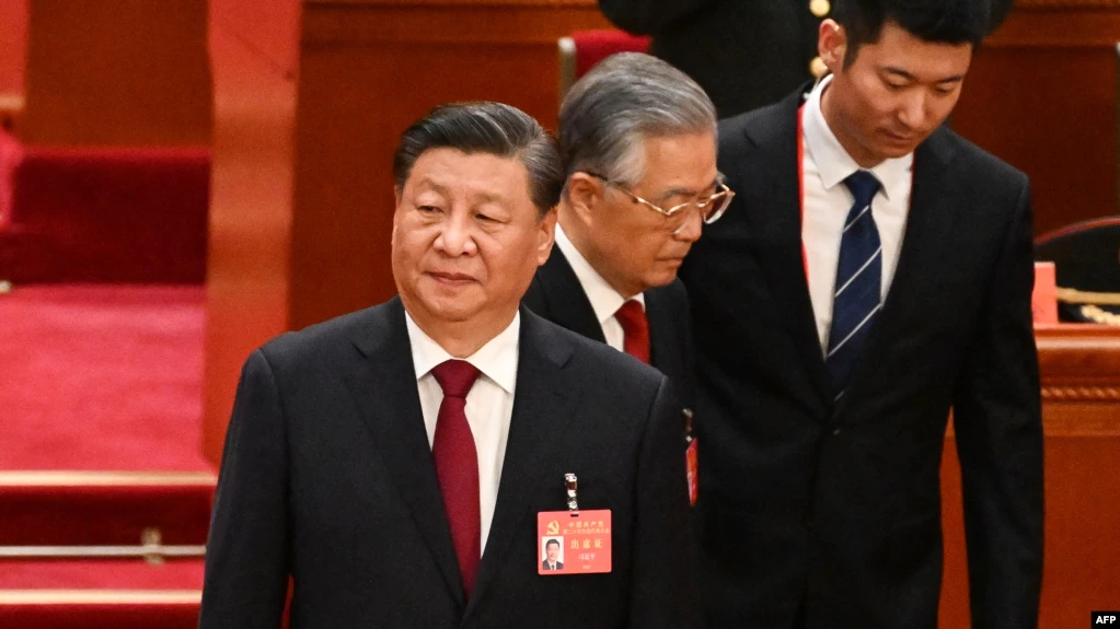 中共領導人習近平和前領導人胡錦濤在北京人大會堂出席中共二十大開幕式。（2022年10月16日）