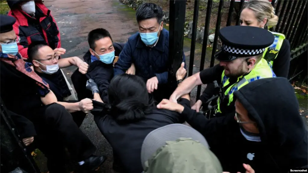 香港抗议者和中国驻曼彻斯特领事馆工作人员发生冲突