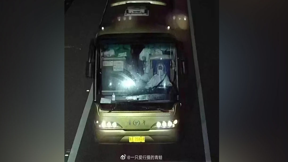 9月18日凌晨2点多，一辆载有47人的隔离转运大巴车在贵阳东南约160公里处发生翻车事故。车上共27人死亡，20日受伤。(微博)