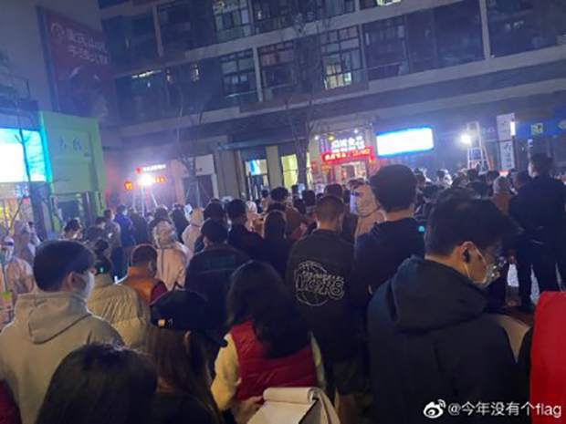 上海居民半夜排隊核酸檢測（微博截圖）