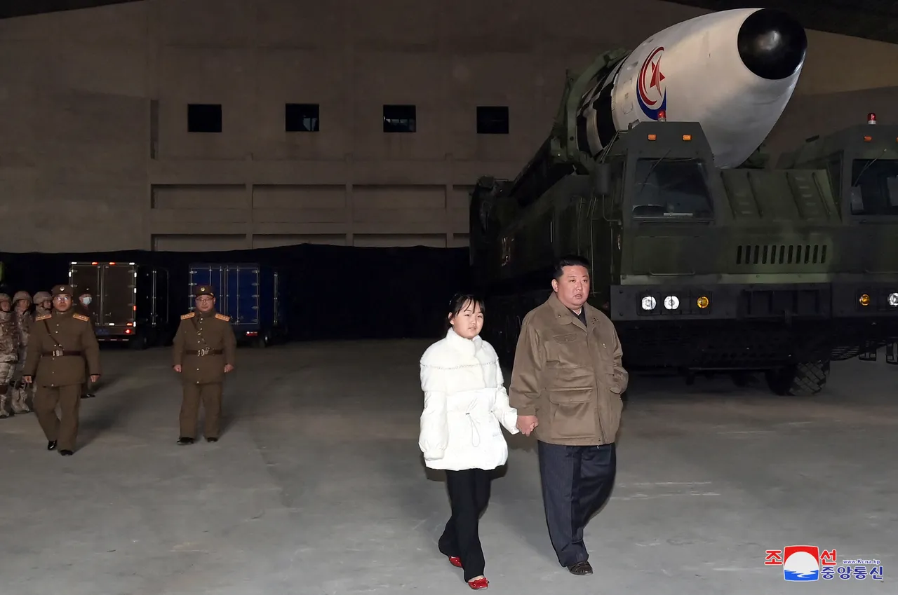北朝鲜第一千金首曝光！金正恩牵女儿视察发射导弹 模样像老爸翻版
