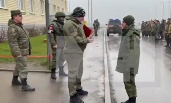 視頻曝光：俄兩名男子拒上前線，被當場押往監獄