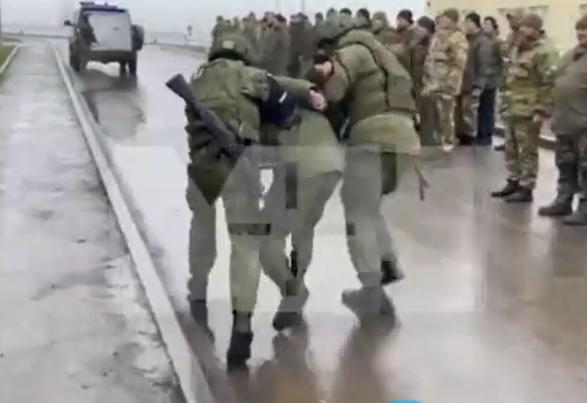 视频曝光：俄两名男子拒上前线，被当场押往监狱