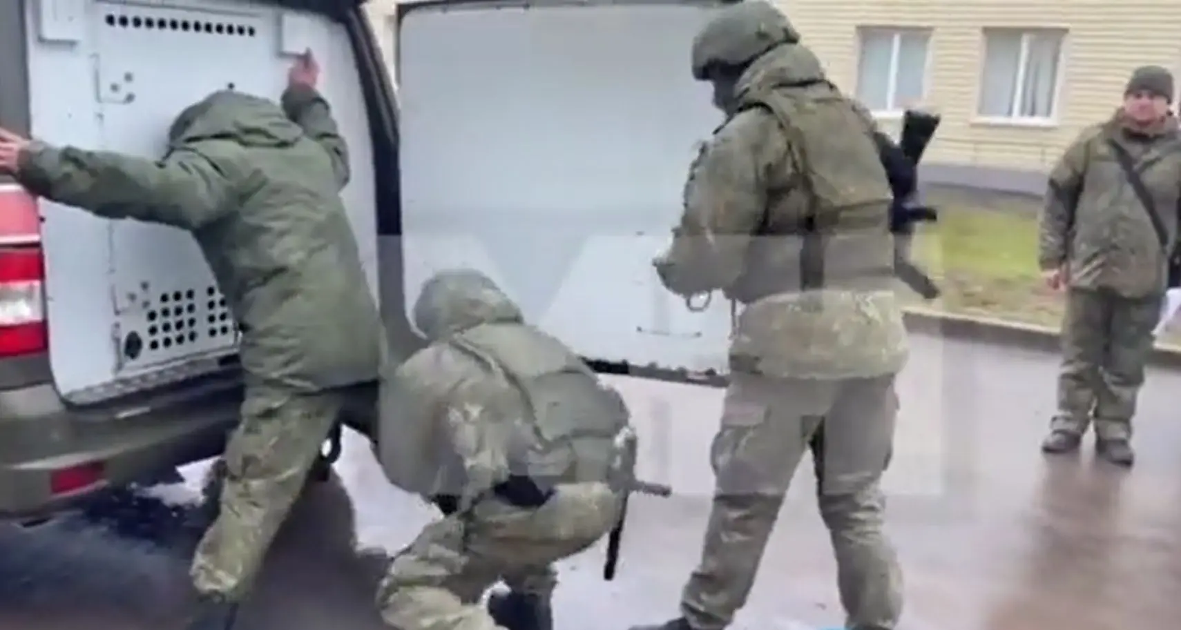 ▲▼俄军士兵拒上战场被押上警车。（图／翻摄推特“@GirkinGirkin”）