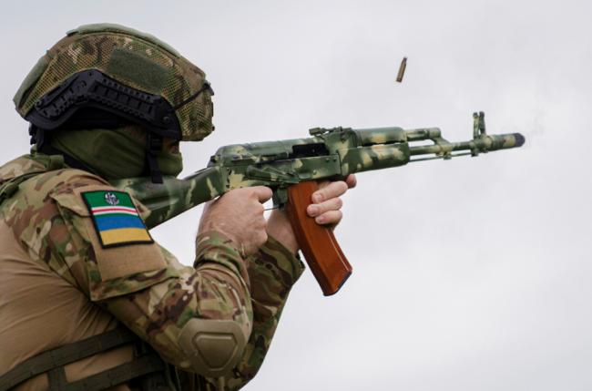 疯传！乌军近距离处决11名俄士兵，血腥现场曝光