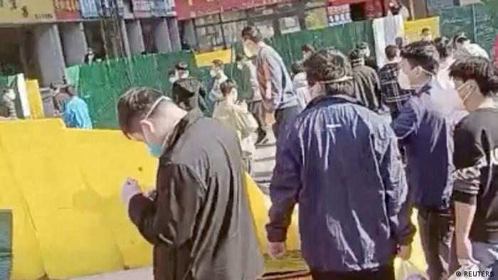 鄭州富士康一批員工11月22日試圖衝出園區，遭到鎮暴警察和大白阻攔，雙方發生衝突