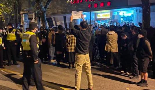 同行不散！北京抗议者高喊：不会走，我们都在