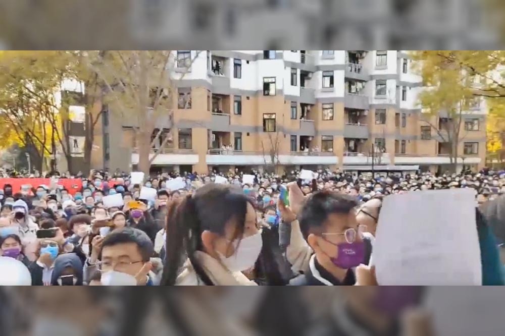 众多北京清华大学学生27日白天示威，高喊“民主法治、表达自由”。（截自推特影片）