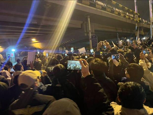 北京示威被指“有境外势力”　群众：“是马克思和恩格斯吗？”