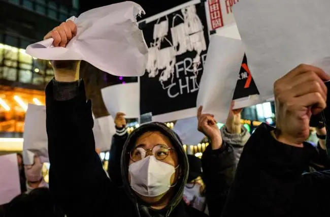 海外白纸运动现场：中国留学生变了，愤怒发声