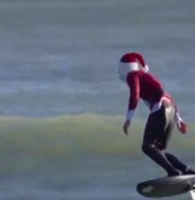 能想像嗎？上百聖誕老人佛州「0度」海灘衝浪