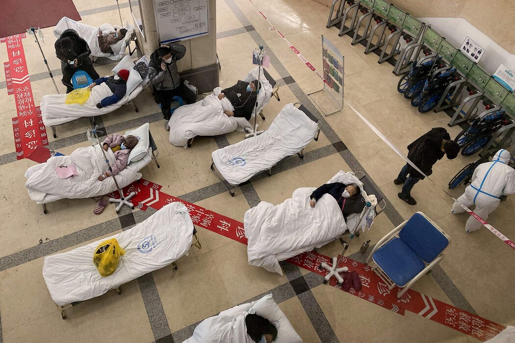 重庆市第五人民医院大厅里躺在病床上的新冠病毒疾病患者，摄于12月。