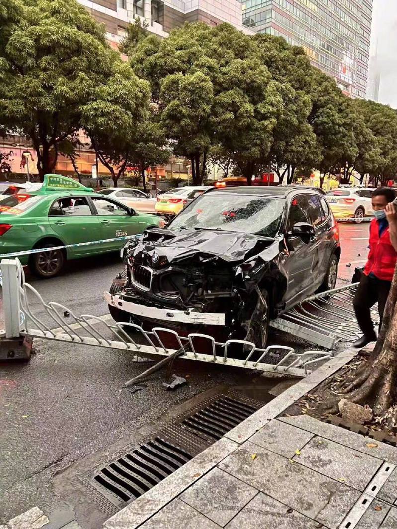 广州一辆BMW休旅车冲撞人群，造成5死13伤。（取自微博）